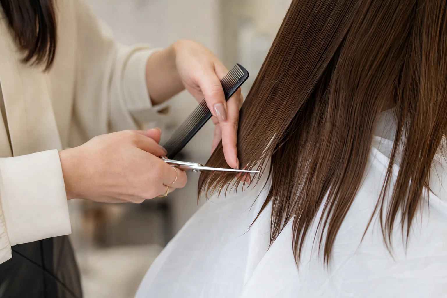 花森町 美容室 Kukka Hairのカット中の手元