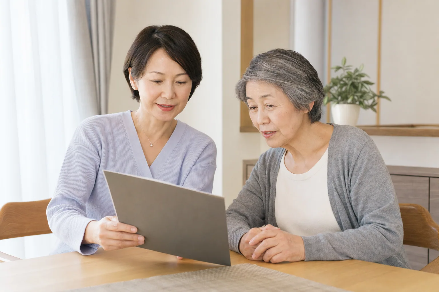 書類を見ながら穏やかに話す親子